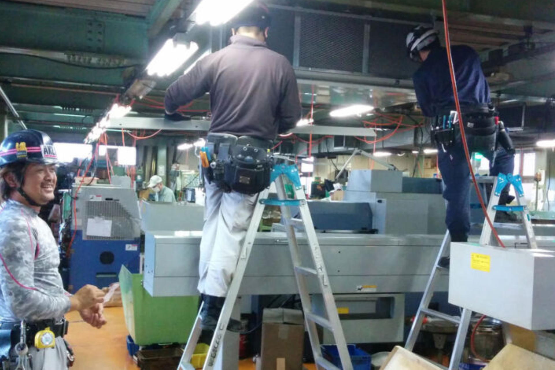 空調設備工事を行うスタッフのイメージ